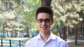 دارای شاخههایی با میوهی رسیده